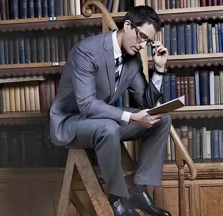 Интеллигентный воспитывать. Парень с книгой. Мужчина в библиотеке. Мужчина с книгой в библиотеке.